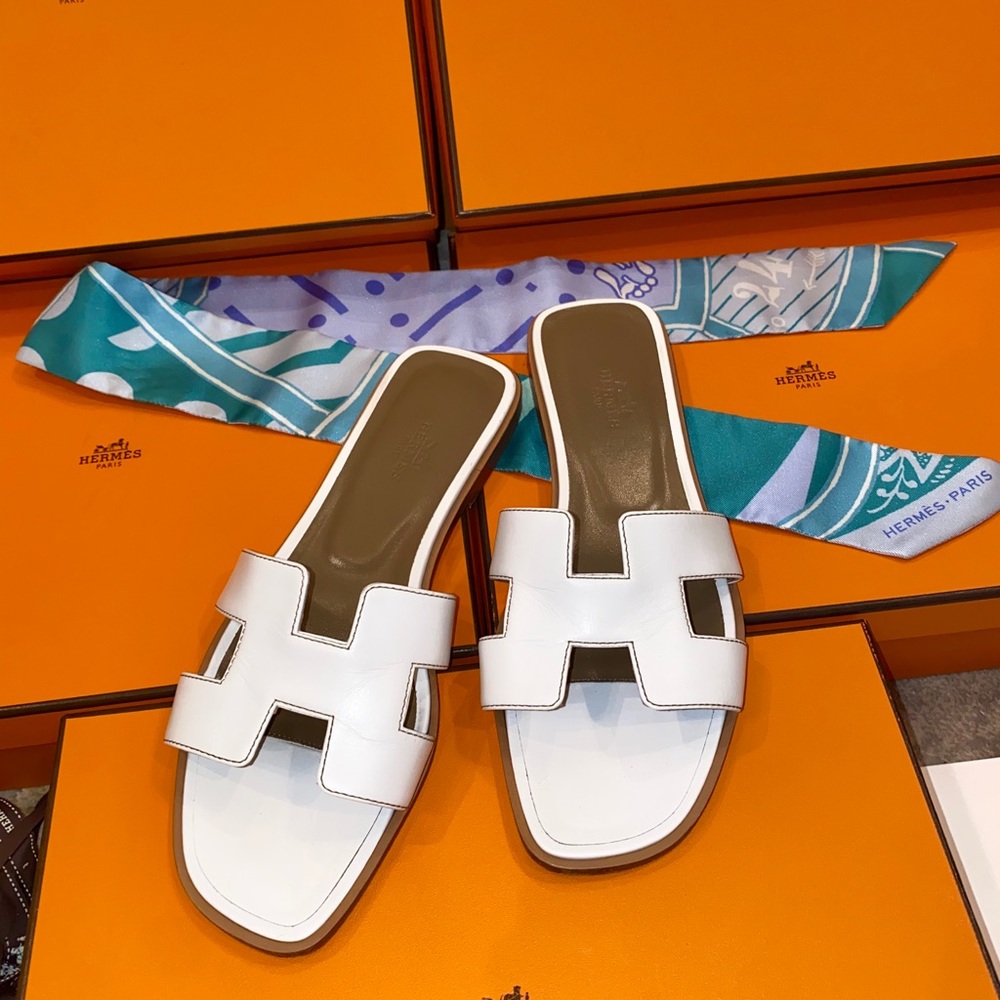 WHITE HERMÈS ORAN SANDALS - Picture 3 of 16
